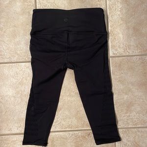 LULULEMON SIZE 6 CROP LEGGINGS